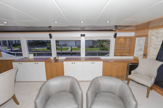  Salon looking to starboard