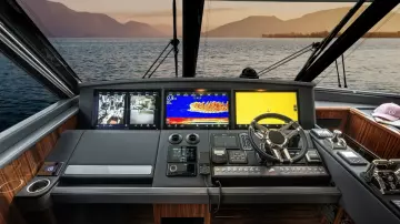 028 Riviera 64 SMY SII Helm