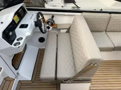 Helm seat