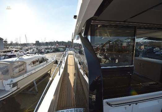 Sunseeker 65 Sport Yacht - Side Deck