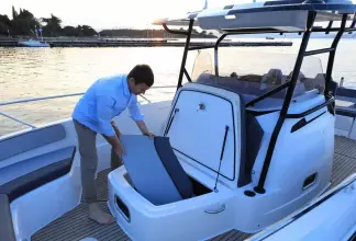 Jeanneau Cap Camarat 9.0 CC - access to cabin from bow