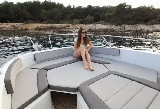 Jeanneau Cap Camarat 9.0 CC - front sundeck