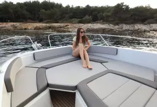 Jeanneau Cap Camarat 9.0 CC - front sundeck