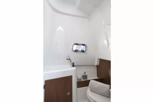 Jeanneau Cap Camarat 9.0 CC - toilet and shower compartment