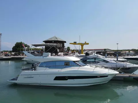 Prestige-460-fly-motor-yacht-for-sale-exterior-image-Lengers-Yachts-06.jpg