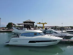 Prestige-460-fly-motor-yacht-for-sale-exterior-image-Lengers-Yachts-06.jpg
