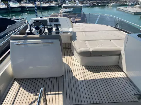 Prestige-460-fly-motor-yacht-for-sale-exterior-image-Lengers-Yachts-10.jpg