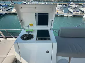 Prestige-460-fly-motor-yacht-for-sale-exterior-image-Lengers-Yachts-11.jpg