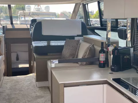 Prestige-460-fly-motor-yacht-for-sale-interior-image-Lengers-Yachts-04.jpg