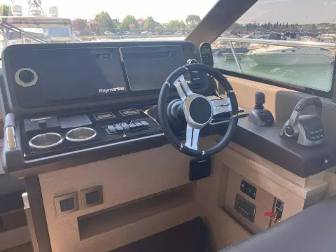 Prestige-460-fly-motor-yacht-for-sale-interior-image-Lengers-Yachts-03.jpg