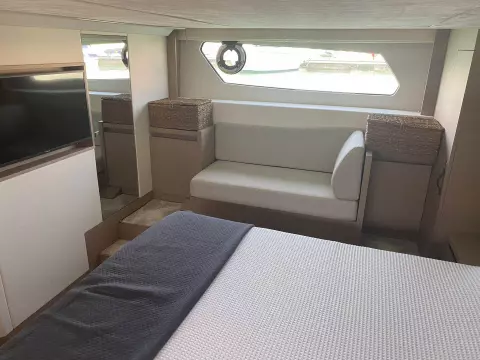 Prestige-460-fly-motor-yacht-for-sale-interior-image-Lengers-Yachts-08.jpg