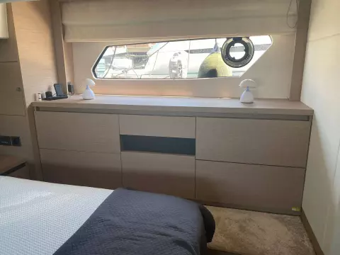 Prestige-460-fly-motor-yacht-for-sale-interior-image-Lengers-Yachts-09.jpg