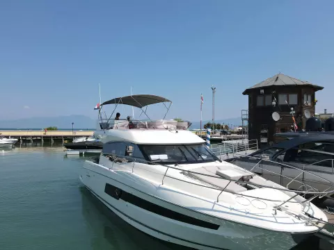 Prestige-460-fly-motor-yacht-for-sale-exterior-image-Lengers-Yachts-07.jpg