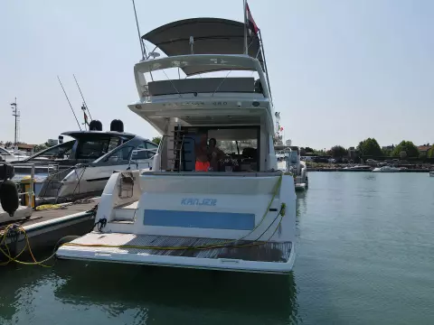 Prestige-460-fly-motor-yacht-for-sale-exterior-image-Lengers-Yachts-09.jpg