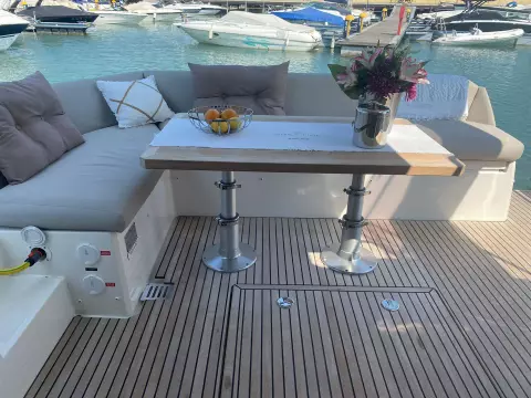 Prestige-460-fly-motor-yacht-for-sale-exterior-image-Lengers-Yachts-02.jpg