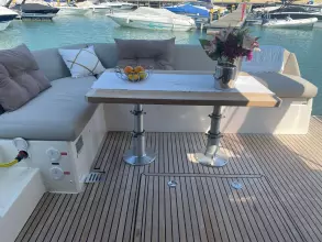 Prestige-460-fly-motor-yacht-for-sale-exterior-image-Lengers-Yachts-02.jpg