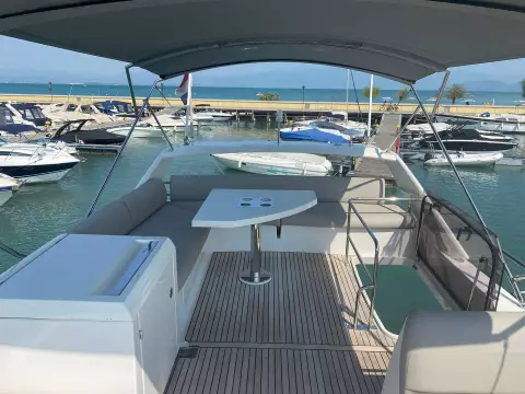 Prestige-460-fly-motor-yacht-for-sale-exterior-image-Lengers-Yachts-12.jpg