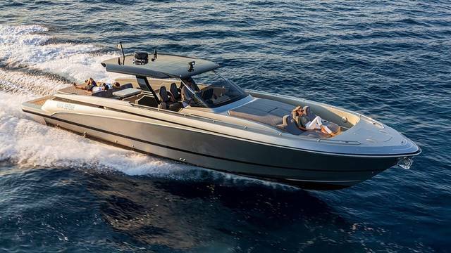 Canadas-gladiator-493-grande-motor-yacht-for-sale-exterior-image-Lengers-Yachts-1920x1080-1.jpg