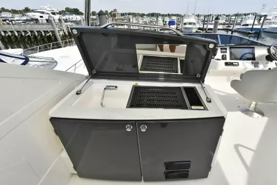 Flybridge Grill/ Wet Bar / Refrigerator