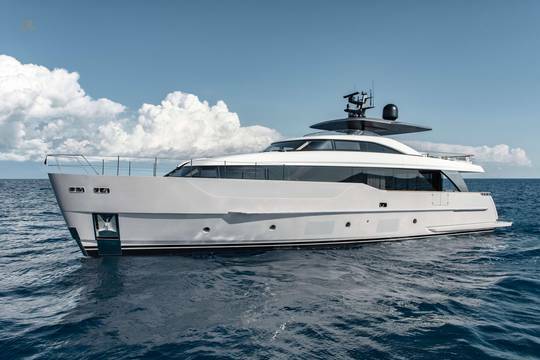 Sanlorenzo-SD90-motor-yacht-for-sale-exterior-image-Lengers-Yachts-2-scaled.jpg