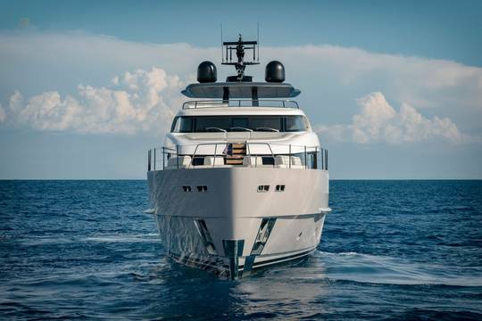 Sanlorenzo-SD90-motor-yacht-for-sale-exterior-image-Lengers-Yachts-6-scaled.jpg