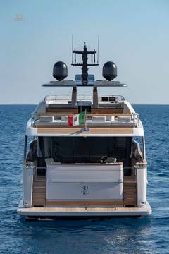 Sanlorenzo-SD90-motor-yacht-for-sale-exterior-image-Lengers-Yachts-8-scaled.jpg