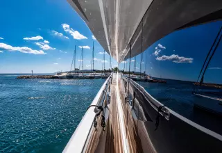 Sunseeker 90 Yacht - Side Deck