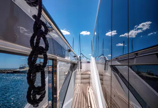 Sunseeker 90 Yacht - Side Deck