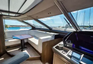 Sunseeker 90 Yacht - Helm