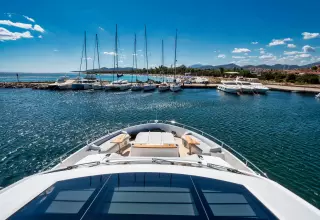 Sunseeker 90 Yacht - Foredeck