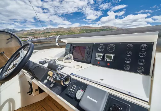 Princess 21M - Flybridge Helm