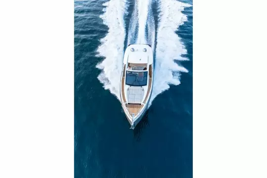 Jeanneau DB 43 inboard - with large wake
