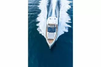 Jeanneau DB 43 inboard - with large wake