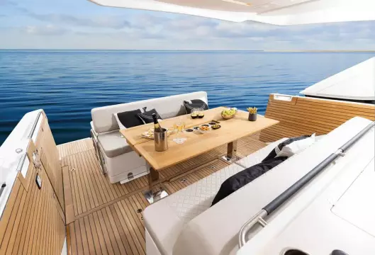 Jeanneau DB 43 inboard - aft cockpit table