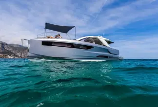 Jeanneau DB 43 inboard - port side hull