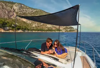 Jeanneau DB 43 inboard - forward cockpit sunshade