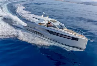 Jeanneau DB 43 inboard - speeding through the water