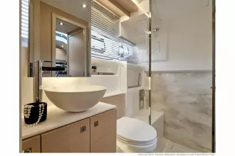 Jeanneau DB 43 inboard - toilet and shower compartment