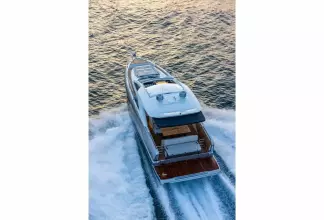 Jeanneau DB 43 inboard - overhead view from aft