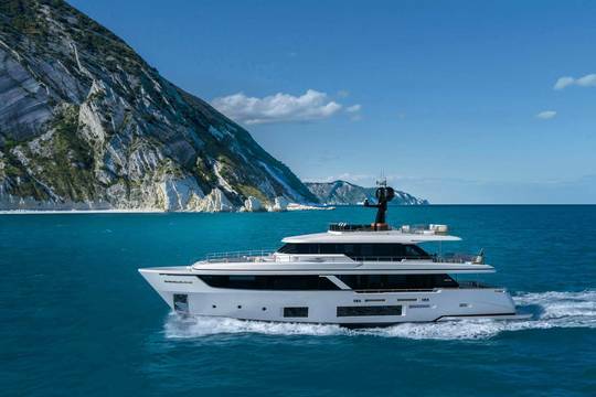 Customline-Navetta-3008-motor-yacht-for-sale-exterior-image-Lengers-Yachts3.jpg