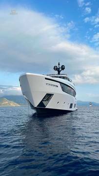 Customline-Navetta-3008-motor-yacht-for-sale-exterior-image-Lengers-Yachts5.jpg